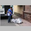 18_Weinstr-Veronika bewacht die restlichen Kleiderbeutel.jpg